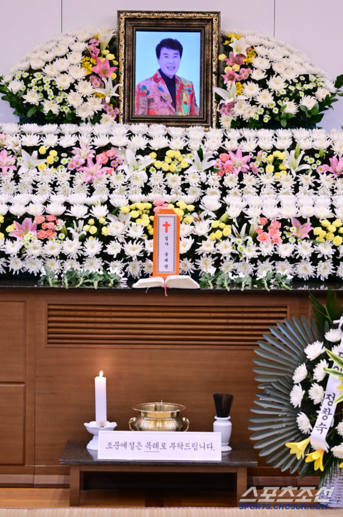 Tang lễ của nam ca sĩ diễn ra tại Bệnh viện Đại học Quốc gia Seoul. (Ảnh: Sports Chosun)