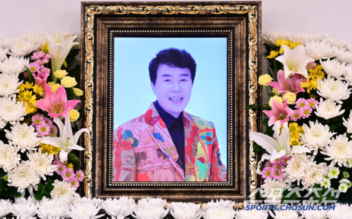 Nam ca sĩ Song Dae-kwan qua đời ở tuổi 78 vì ngừng tim dù được đưa đi cấp cứu. (Ảnh: Sports Chosun)