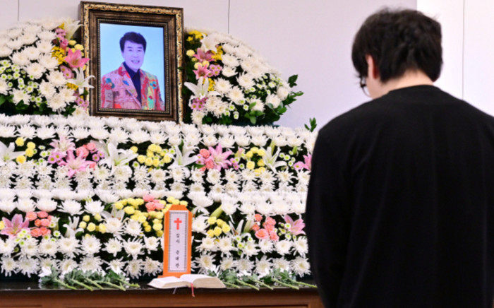 Xót xa hình ảnh tang lễ nam ca sĩ vừa qua đời vì ngừng tim ở tuổi 78 Ảnh 2