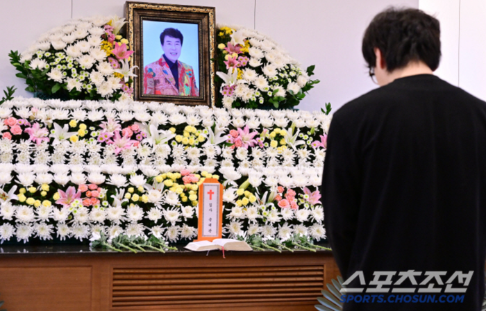 Nhiều bạn bè, đồng nghiệp đã đến để tiễn đưa nam ca sĩ. (Ảnh: Sports Chosun)