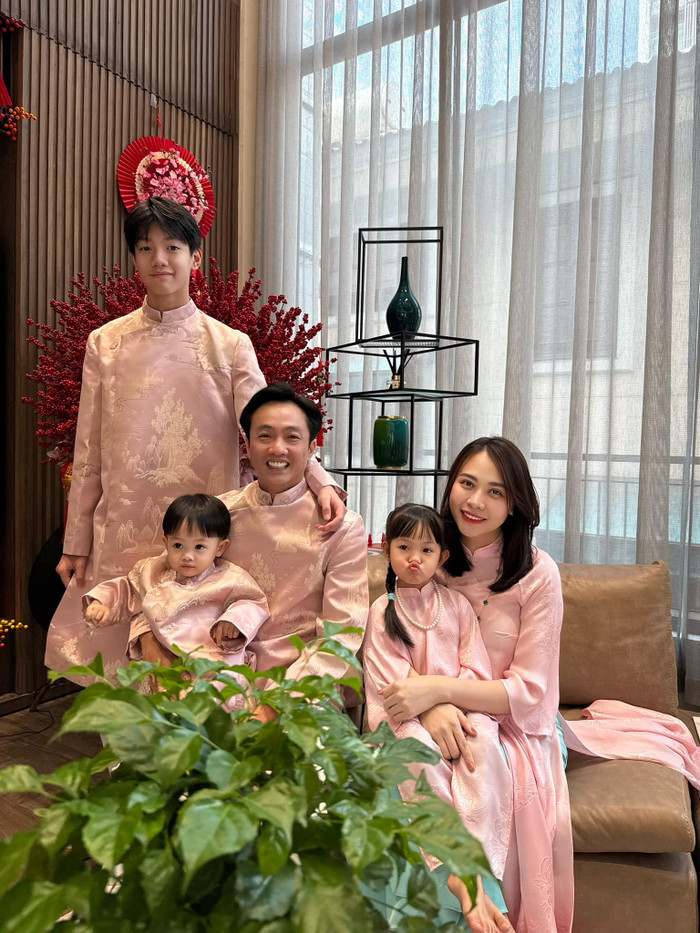 Vợ chồng Cường Đô La chuẩn bị áo dài màu hồng cho các con để mặc trong dịp Tết. Ảnh: FBNV