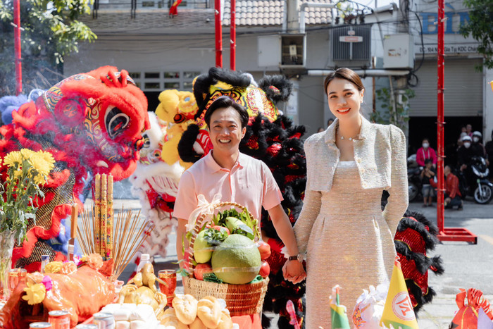 Cường Đô La hạnh phúc nắm tay Đàm Thu Trang. Ảnh: FBNV