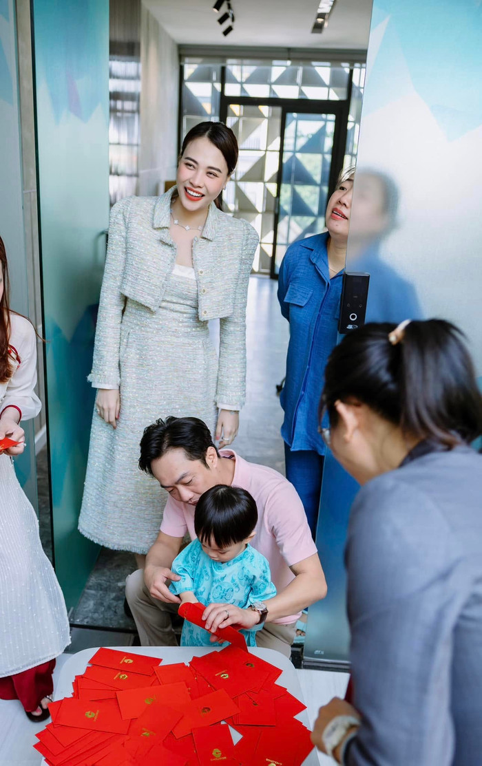 Vợ chồng Cường Đô La đưa con trai đến buổi tiệc khai xuân đầu năm với các cộng sự. Ảnh: FBNV