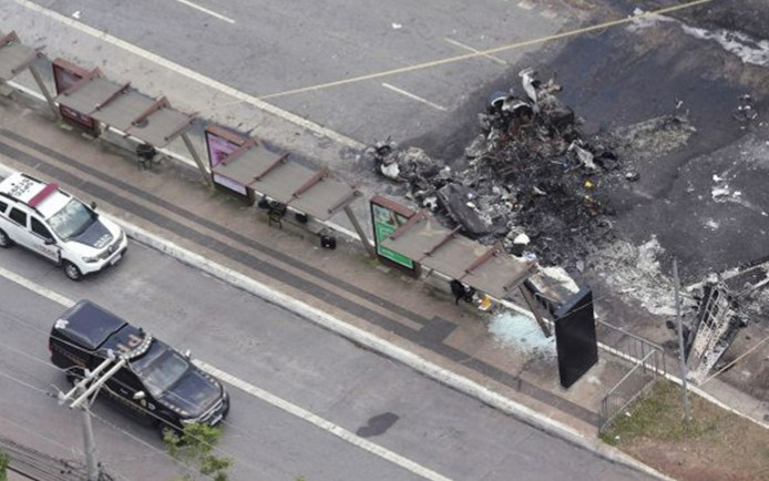 Máy bay rơi vào xe buýt trên quốc lộ, 2 người thiệt mạng Ảnh 2