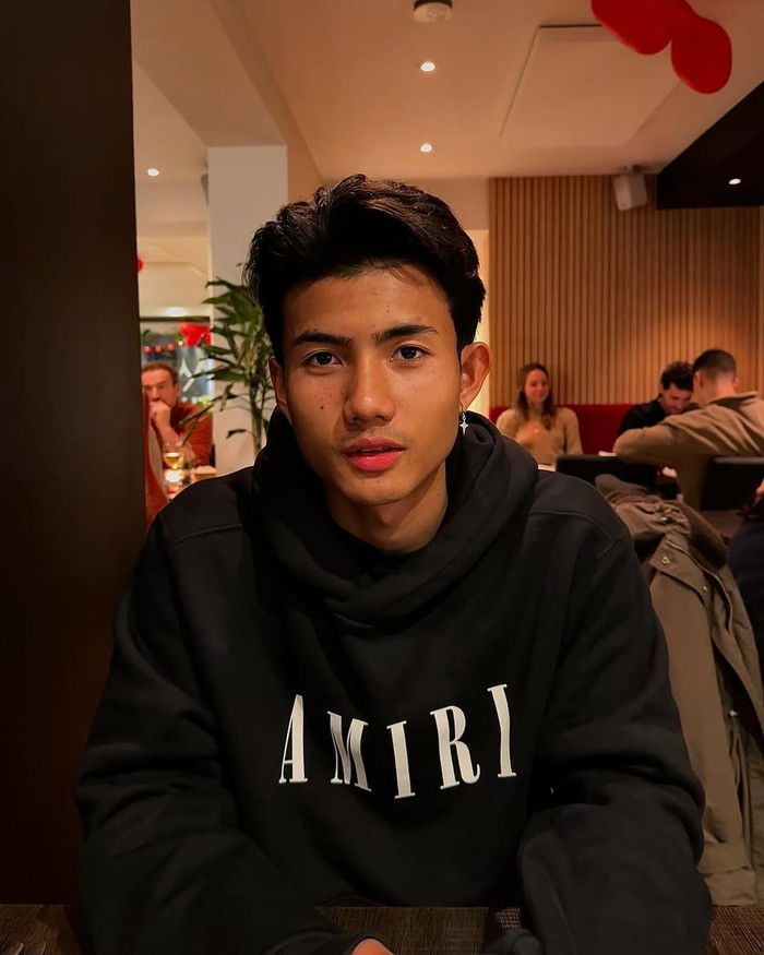 Tờ Thairath đăng tải: 'Em trai của Supachok - tiền đạo của đội tuyển quốc gia Thái Lan là người tình của các cô gái Việt Nam. Sự nổi tiếng của Suphanat Mueanta, ngôi sao đang lên của CLB Buriram United tiếp tục tăng lên sau khi thể hiện phong độ xuất sắc tại ASEAN Cup 2024. Ngoài việc được người hâm mộ bóng đá Thái Lan yêu thích, Suphanat Mueanta vẫn thu hút được nhiều người hâm mộ Việt Nam'. Ảnh: IGNV