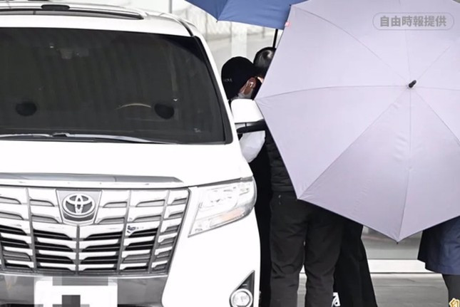 DJ Koo được che chắn kỹ càng khi đưa tro cốt Từ Hy Viên về Đài Loan (Trung Quốc). (Ảnh China Times)