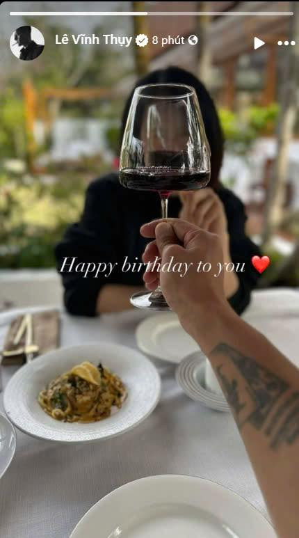 Vĩnh Thụy hiếm hoi khoe bà xã gia thế 'khủng'. (Ảnh FBNV)