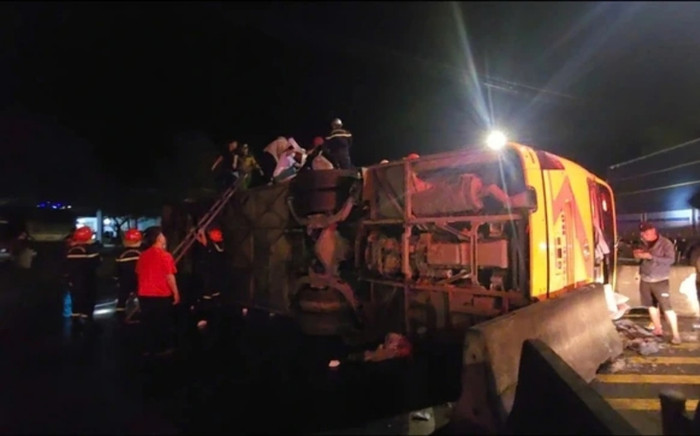 Lật xe khách khiến 29 người thương vong, chồng nức nở vì mất vợ sau chuyến về ngoại ăn Tết Ảnh 2