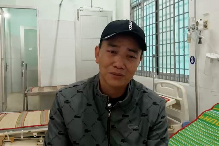 Anh Đỗ Minh Thiện đau đớn khi mất vợ sau vụ tai nạn nghiêm trọng nói trên. Ảnh: báo Lao Động