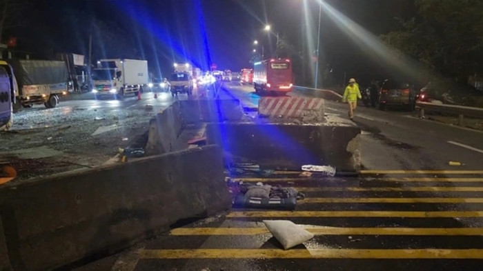 Hiện trường vụ tai nạn nghiêm trọng. Ảnh: báo Thanh Niên