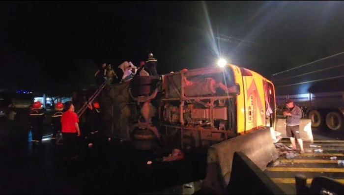 Xe khách bị lật khiến nhiều người thương vong. Ảnh: báo Thanh Niên