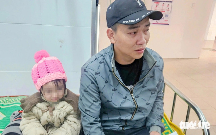 Anh Thiện đau lòng khi mất vợ sau chuyến về ngoại ăn Tết. Ảnh: Tuổi Trẻ Online