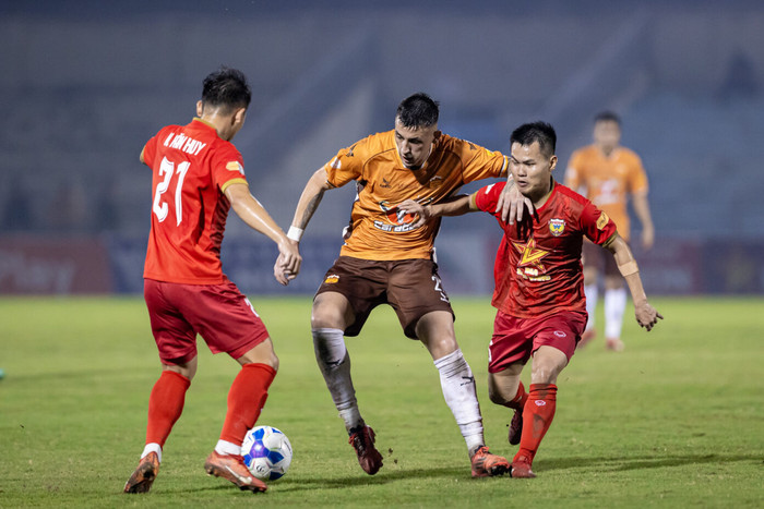 Ông Vũ Tiến Thành không hiểu sao đá với Hà Tĩnh FC (áo đỏ) thì HAGL được mặc vàng - nâu, còn Viettel mặc áo đỏ giống Hà Tĩnh FC thì CLB HAGL phải đổi sang trang phục màu trắng. Ảnh: VPF