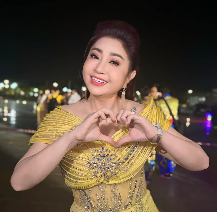 Nữ nghệ sĩ luôn giữ năng lượng lạc quan, vui vẻ. Ảnh: FBNV