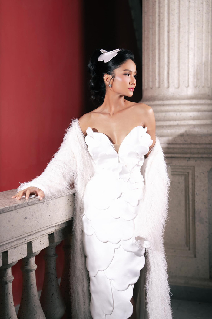 Ở tuổi 32, Hoa hậu H'Hen Niê có sự nghiệp thành công và chuyện tình yêu hạnh phúc bên cạnh bạn trai. (Ảnh: FBNV)