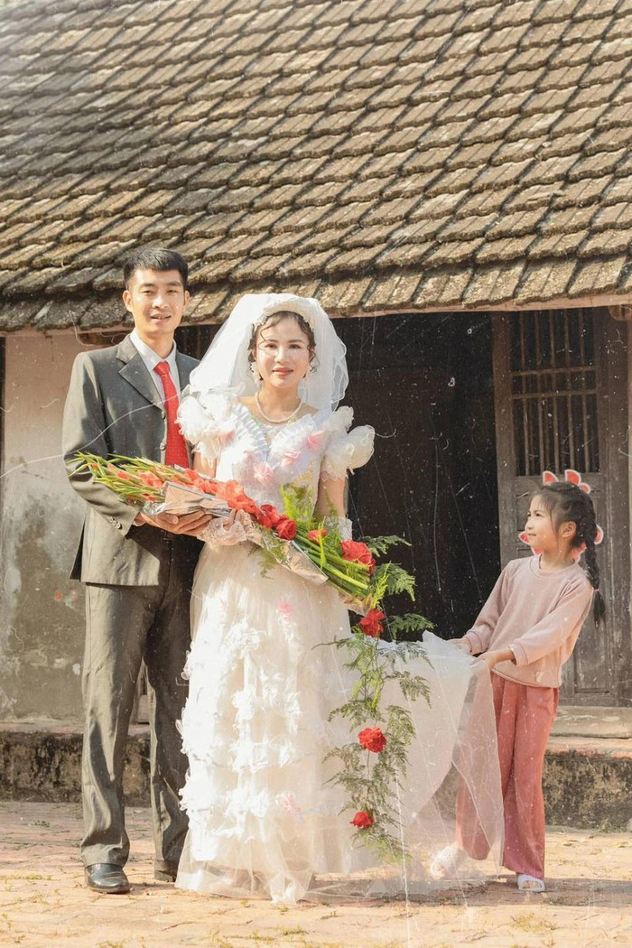 Sau khi tổ chức đám cưới hồi tháng 1 vừa qua, cô dâu Bắc Giang đăng tải loạt ảnh lên trang cá nhân để lưu giữ làm kỷ niệm. Hai vợ chồng chị Kiều Oanh khá bất ngờ khi bộ ảnh cưới lại nhận được sự quan tâm và yêu thích từ cộng đồng mạng.