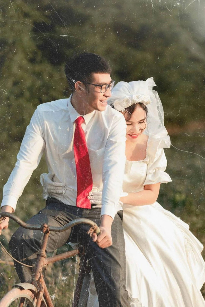 Theo chia sẻ của Kiều Oanh, bộ ảnh cưới này được thực hiện trước hôn lễ 1 tuần tại huyện Yên Khánh, tỉnh Ninh Bình. 