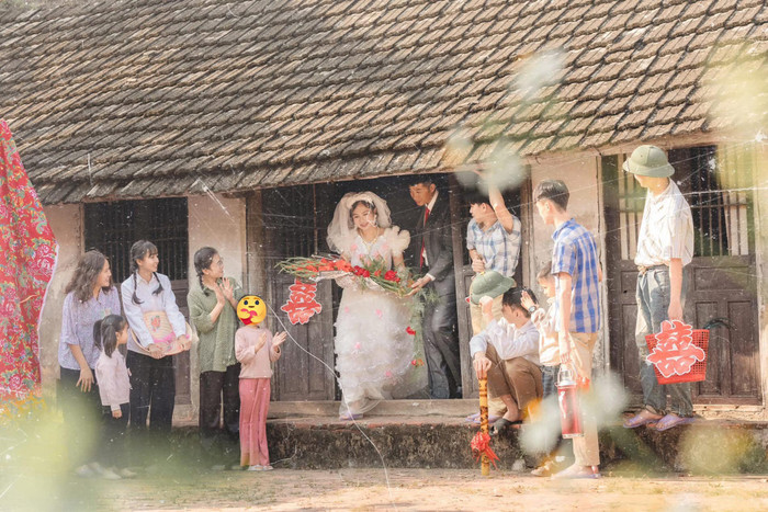 Tình cờ cô giáo Kiều Oanh biết một 'tay máy' ở Ninh Bình từng chụp bộ ảnh cưới theo kiểu xưa cũ nên liên hệ để trao đổi ý tưởng về bộ ảnh cưới. Không ngờ đây lại là cơ hội để vợ chồng cô giáo Kiều Oanh thực hiện bộ ảnh cưới như ý muốn. 