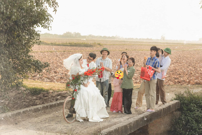 Nhân vật chính trong bộ ảnh này là vợ chồng cô giáo Trần Kiều Oanh (SN 1987) và anh Nguyễn Dũng (SN 1989). Hai vợ chồng cô Kiều Oanh đều cùng quê tại Bắc Giang.