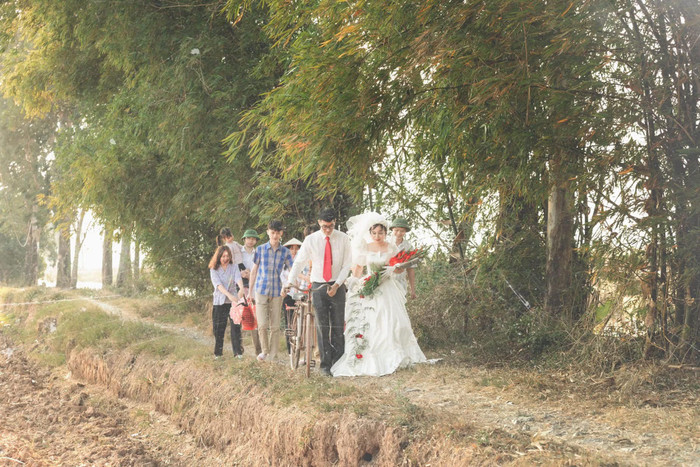 Chị Kiều Oanh chia sẻ, lần kết hôn này là lần thứ 2 của cả chị và chồng. Trước đó, hai người từng đổ vỡ trong hôn nhân. Hiện Kiều Oanh có 2 con riêng, sống cùng mẹ; còn chồng cô có 1 con riêng, sống cùng mẹ của bé.