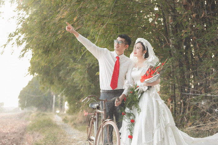 Mới đây, nhiều diễn đàn mạng xã hội đã và đang chia sẻ rầm rộ bộ ảnh cưới đậm chất xưa của cô giáo dạy ngữ văn đang sinh sống tại Bắc Giang.