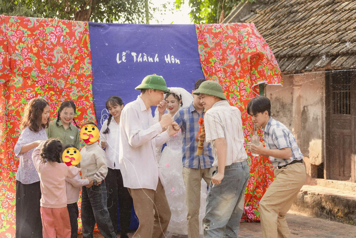 Cả hai thống nhất sẽ chụp ảnh cưới giản dị theo phong cách những năm 90. Tuy nhiên, việc thực hiện bộ ảnh cưới này không hề đơn giản vì các tiệm ảnh ở Bắc Giang đều từ chối thực hiện. 