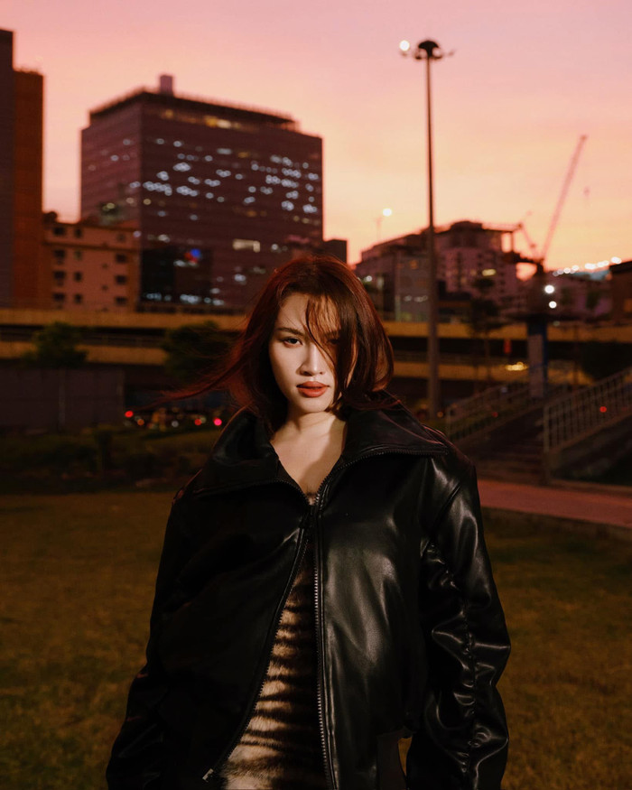 Nữ MC bình tĩnh lại sau sự cố. Ảnh: FBNV