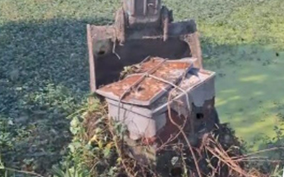 Lái máy xúc đào ao thì phát hiện thùng phủ xi măng, nam thanh niên bất ngờ khi kiểm tra Ảnh 2