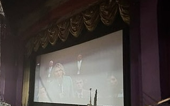 Hai người đang xem phim trong rạp thì nghe tiếng động lạ, cảnh tượng kinh hoàng xảy ra sau đó Ảnh 2