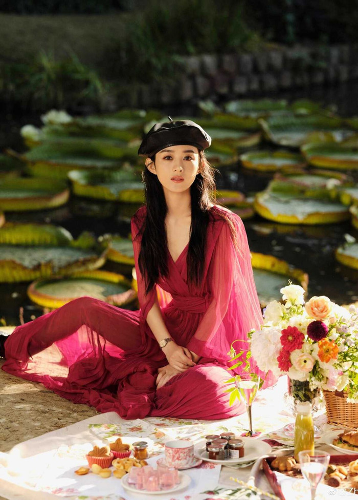 Triệu Lệ Dĩnh ngày càng thành công trong sự nghiệp diễn xuất, đi cùng với đó là những sự nghi ngờ về danh tiếng thực sự (Ảnh: Sina).