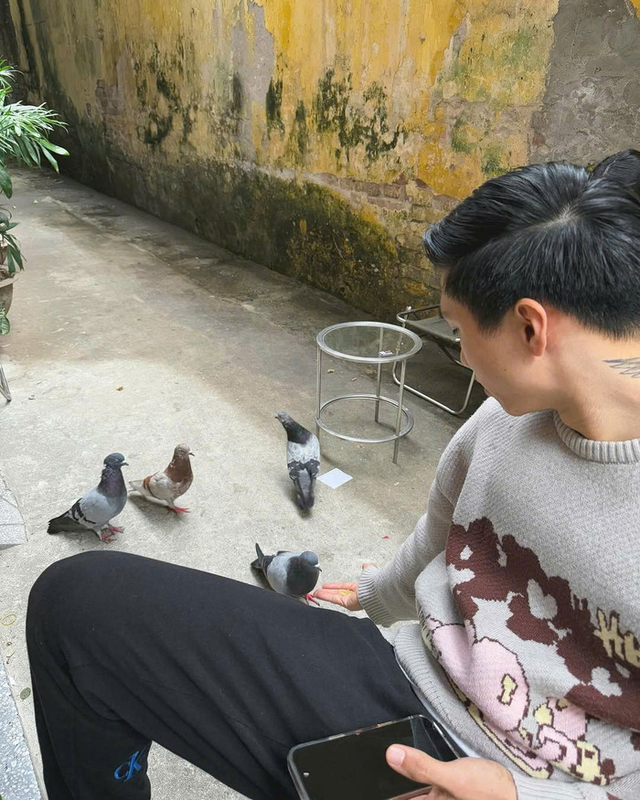 Khi xuống phố cùng Doãn Hải My, Đoàn Văn Hậu thường chọn trang phục đồng điệu. Ảnh: IGNV