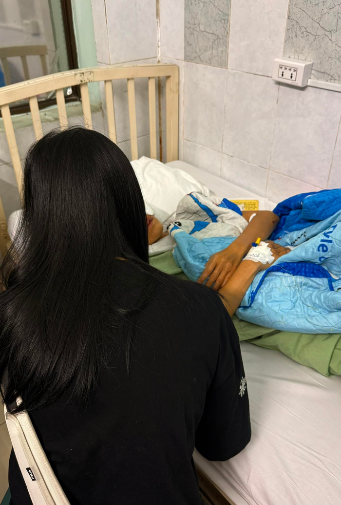 NSƯT Kim Tuyến thăm diễn viên Mỹ Dung. (Ảnh: FBNV).