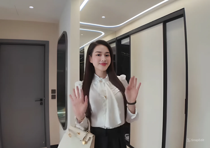 Hoa hậu Đỗ Thị Hà xách túi 600 triệu để đi hẹn hò ở quán cà phê. 