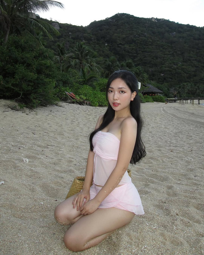 Mai Hà Trang - vợ Hà Đức Chinh gây ấn tượng với phong cách thời trang nữ tính, nhẹ nhàng nhưng vẫn quyến rũ. Cô thường lựa chọn những trang phục có tông màu pastel, kiểu dáng thanh lịch, tôn lên vẻ đẹp dịu dàng và trẻ trung. Dù diện váy đi biển hay trang phục đời thường, nàng Wags luôn toát lên vẻ cuốn hút tự nhiên, kết hợp khéo léo giữa sự gợi cảm và tinh tế. Ảnh: IGNV