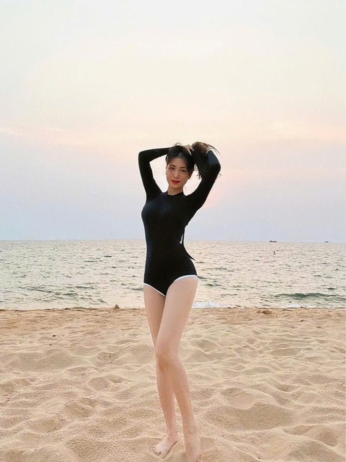 Phản hồi thư mời, Doãn Hải My - vợ Đoàn Văn Hậu hào hứng chia sẻ trên mạng xã hội: “Háo hức quá ạ! Siêu tự hào khi chị mình luôn tôn vinh văn hóa Việt trong những tác phẩm nghệ thuật của chị”. Vợ Hà Đức Chinh và vợ trung vệ Thành Chung cũng gửi biểu tượng trái tim trên tấm thiệp mời của Hòa Minzy. Ảnh: IGNV