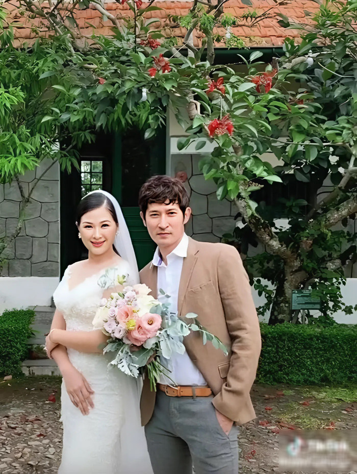 Huy Khánh và vợ không tổ chức đám cưới nhưng đã đăng ký kết hôn trong thời gian chung sống.