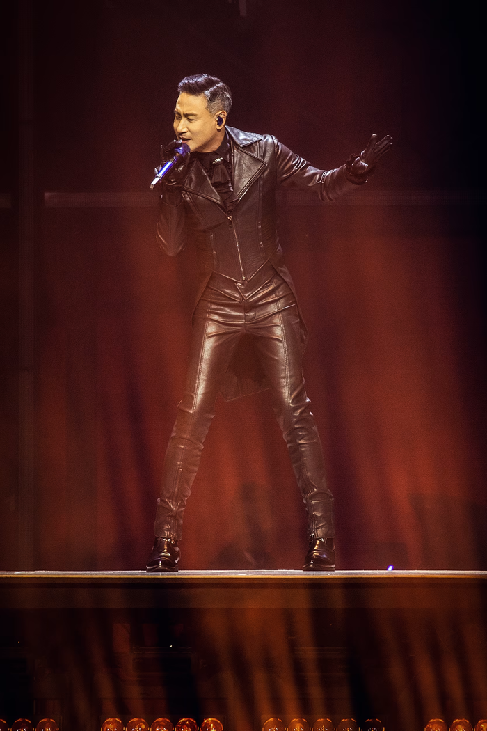 Nam ca sĩ 63 tuổi gây sốc với thành tích lịch sử, cán mốc 1.000 buổi biểu diễn trên toàn cầu Ảnh 1