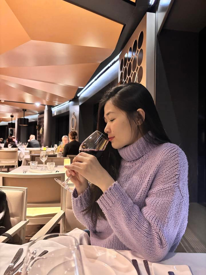 Mạc Anh Thư một mình đưa con gái qua Phần Lan sinh sống suốt một năm qua. (Ảnh FBNV)