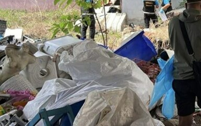 Ngửi thấy mùi hôi lạ khi đang mua ve chai, người phụ nữ đứng không vững sau khi kiểm tra Ảnh 2