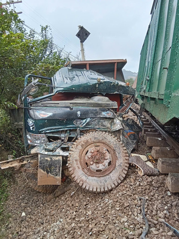 Phần đầu xe tải bẹp dúm, hư hỏng nặng