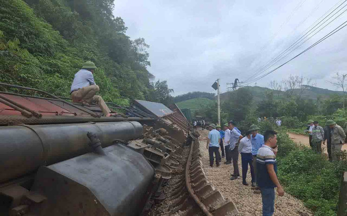 Cập nhật mới nhất vụ đường ray lệch, tàu hỏa Bắc Nam tê liệt sau va chạm xe tải Ảnh 2