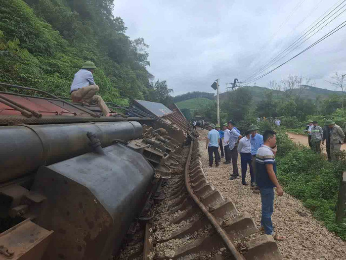 Nhiều toa tàu bị lật....