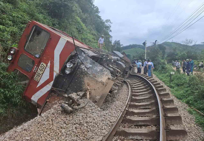 Tàu hỏa lật ngang, đường ray bị hư hại