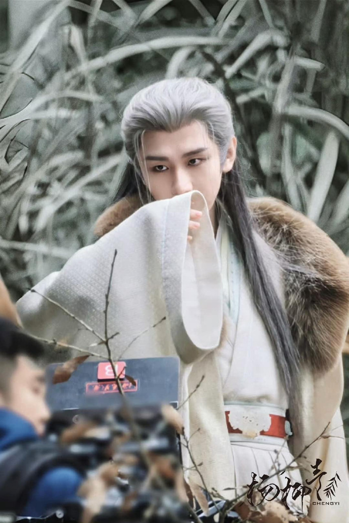 Thành Nghị đẹp như 'yêu tinh' xé sách bước ra với tạo hình tóc trắng Ảnh 2