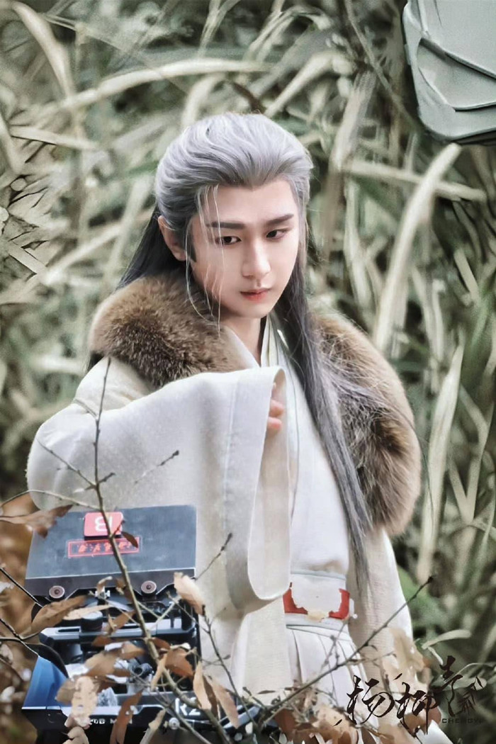 Thành Nghị đẹp như yêu tinh xé sách bước ra. Ảnh: Weibo