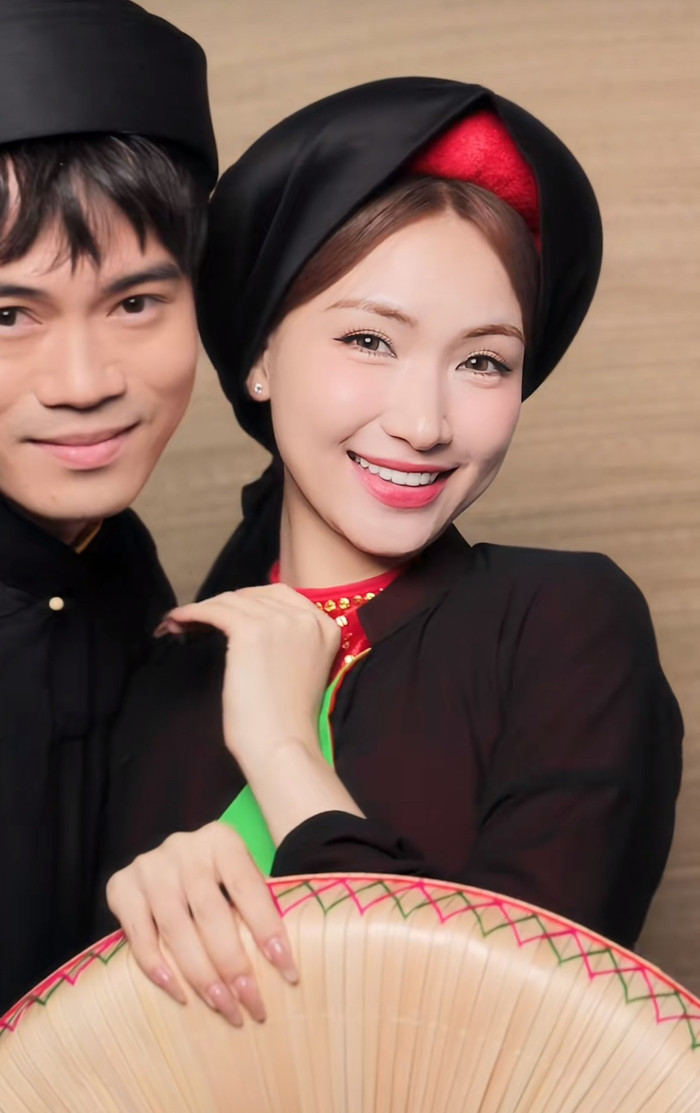 Đây là một trong những lần hiếm hoi Văn Toàn và Hòa Minzy tiếp xúc ở cự ly gần gũi, tình tứ đến vậy. 