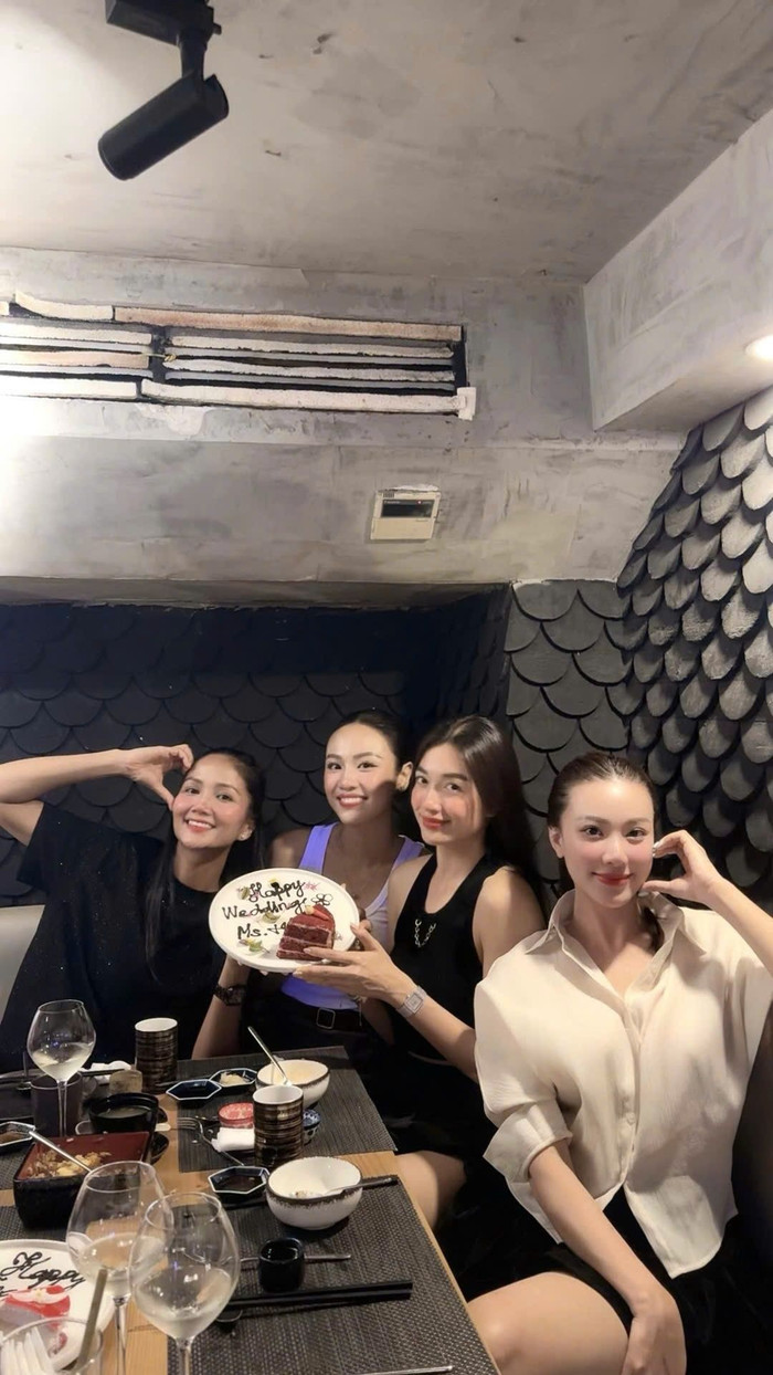 H'Hen Niê đã có khoảng thời gian ngập tràn niềm vui bên cạnh hội chị em. Ảnh: FBNV