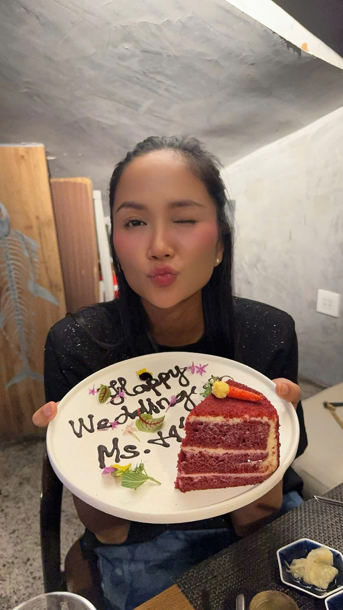 Dòng chữ trên chiếc bánh kem khiến H'Hen Niê vướng vào nghi vấn sắp làm đám cưới. Ảnh: FBNV