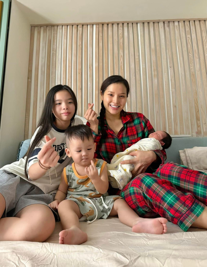 Phương Trinh Jolie vui vẻ chụp ảnh cùng các con. Ảnh: FBNV