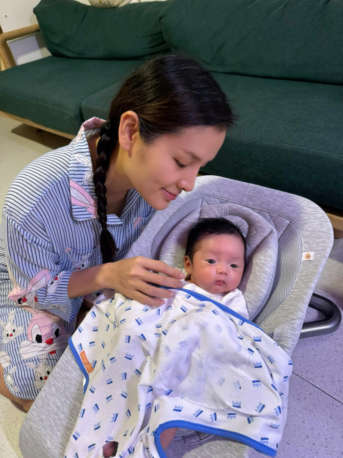 Phương Trinh Jolie khá thoải mái trong việc chia sẻ hình ảnh của các con trên mạng xã hội. Ảnh: FBNV